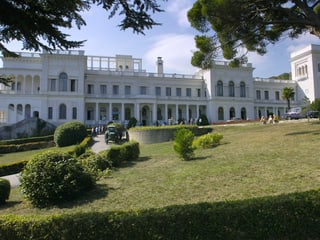 Der «Weisse Palast» in Jalta mit Vorgarten. 