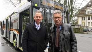 Die Chefs der Zugerland Verkehrsbetriebe und der Verkehrsbetreibe Luzern vor einem Elektrobus.