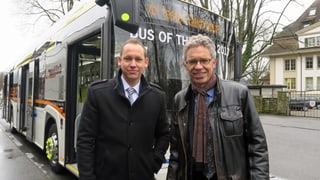 Die Chefs der Zugerland Verkehrsbetriebe und der Verkehrsbetreibe Luzern vor einem Elektrobus. Die Chefs der Zugerland Verkehrsbetriebe und der Verkehrsbetreibe Luzern vor einem Elektrobus.