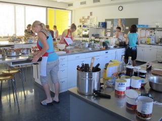 Schülerinnen in der Küche der Bäuerinnenschule
