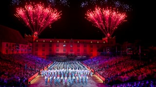 Blick auf eine farbige Formation am Basel Tattoo.