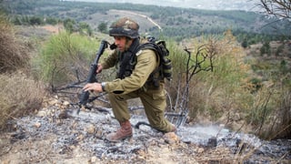 Ein Soldat inspiziert die Stelle, an der eine der Katjusha-Raketen eingeschlagen war. Ein Soldat inspiziert die Stelle, an der eine der Katjusha-Raketen eingeschlagen war.