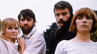 Filmszene aus Ken Russells «Women in Love» mit zwei Männern und zwei Frauen. Filmszene aus Ken Russells «Women in Love» mit zwei Männern und zwei Frauen.