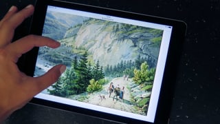 Zwei Finger zoomen auf einem Tablet in ein Landschaftsbild des 19. Jahrhunderts