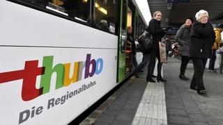 Menschen steigen aus einem Thurbo-Zug aus Menschen steigen aus einem Thurbo-Zug aus