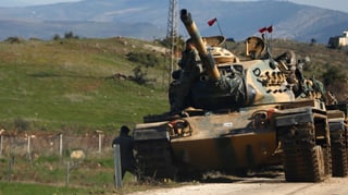 Türkischer Panzer auf einer Strasse