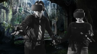 Ein Spieler und eine Spielerin mit der Virtual Reality Ausrüstung Ein Spieler und eine Spielerin mit der Virtual Reality Ausrüstung