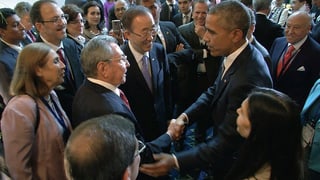 Obama und Castro geben sich die Hände.
