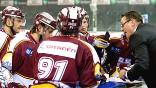 Die Servette-Spieler lauschen den Anweisungen von Coach Chris McSorley während eines Timeouts.