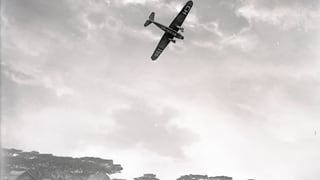 Die dreimotorige Fokker CH 190 über dem Camp in der Serengeti.