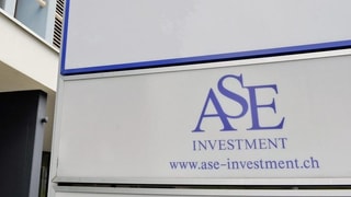 Firmenschild mit der Aufschrift ASE Investment. Firmenschild mit der Aufschrift ASE Investment.