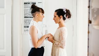 Zwei Frauen, die heiraten. Sie halten sich. Zwei Frauen, die heiraten. Sie halten sich.