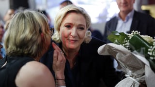 Marine Le Pen nimmt Gratulationen entgegen.