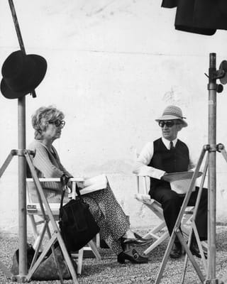 De Funès und seine Frau sitzen auf Regie-Stühlen am Set.