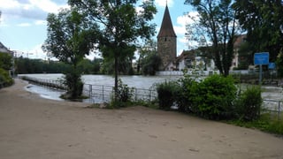 Schlamm lag Mitte Juli auf Strassen und Wegen am Reussufer. Schlamm lag Mitte Juli auf Strassen und Wegen am Reussufer.