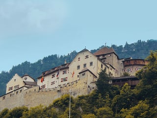 Blick auf das stattliche Schloss auf einer Felsterrasse über Vaduz.