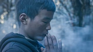 Junge betet am Berg