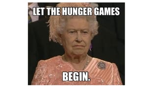 Während der Eröffnungsfeier der Olympischen Spiele 2012 guckt die Queen grimmig dem Spektakel zu.