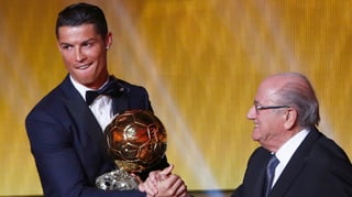 Sepp Blatter überreicht Cristiano Ronaldo den Ballon D'Or.