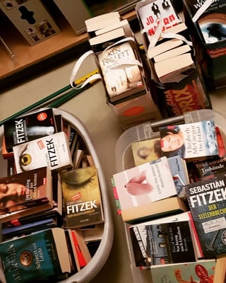Mehrere Bücher verstaut in Kisten zum Abtransport. Mehrere Bücher verstaut in Kisten zum Abtransport.