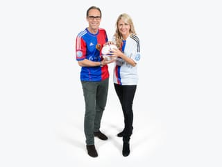 Christian Zeugin und Sandra Schiess in FCB-Shirts.