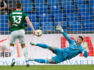 St. Gallens Cedric Itten trifft am 2. Spieltag gegen den FCB vom Penaltypunkt zum 2:1-Sieg.