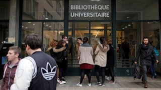 Studierende vor der Bibliothek der Universität Paris-Sud in Orsay.