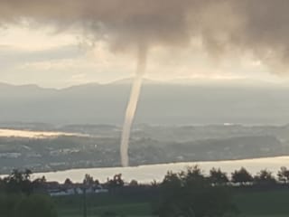Blick auf die Wasserhose über dem See.
