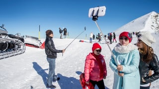 Drei chinesische Touristinnen machen ein Selfie auf dem Titlis.