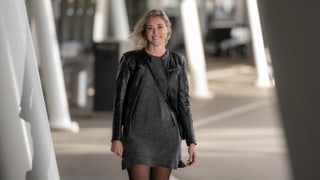 eine junge blonde Frau läuft auf der Strasse eine junge blonde Frau läuft auf der Strasse