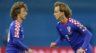Luka Modric und Ivan Rakitic gemeinsam auf dem Rasen.