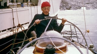 Jacques Cousteau hinter dem Steuer eines Schiffes