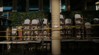Tische und Stühle in einem geschlossenen Restaurant