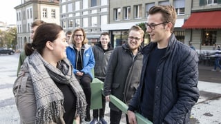 Leute sprechen miteinander. Leute sprechen miteinander.