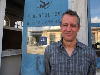 Brustbild von Beat Karrer vor dem Eingang der Firma FluidSolids