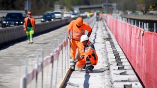 Arbeiter auf einer Baustelle. Arbeiter auf einer Baustelle.