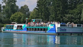 Ein Schiff auf einem Fluss. Ein Schiff auf einem Fluss.