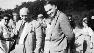 Johann Giesen (links) zusammen mit Werner Oswald zeigt. Johann Giesen (links) zusammen mit Werner Oswald zeigt.