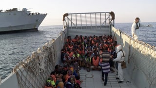Ein Rettungsboot voller Flüchtlinge auf dem Mittelmeer.