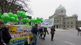 Grüne reichen Atomausstiegsinitiative in Bern ein.