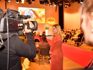 Sabine Dahinden im orangen Kleid wartet auf ihren Einsatz.
