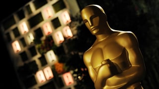 Goldene Oscar-Statue in der rechten Bildhälfte