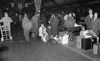 Italienische Familien warten mit ihrem Reisegepäck auf dem Gleis am Hauptbahnhof Zürich. 