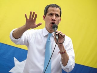 Guaidó spricht am Mikrofon.