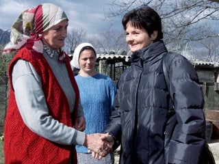 Die damalige Justizministerin Ruth Metzler schüttelt die Hand einer Frau, April 200 im Dorf Mushtisht. 