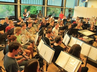 Die Jugendstadtmusik Zürich sitzt in Orchesterform beim Proben.