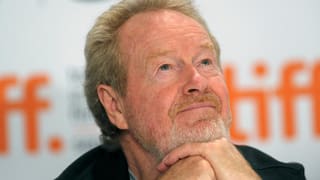 Ridley Scott blickt lächelnd nach oben. 