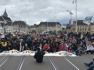 Demonstrierende sitzen auf der Rheinbrücke