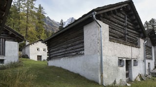 Gebäude aus Holz und Stein stehen dicht beieinander.