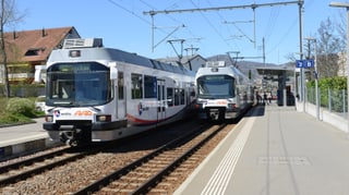 Bahnhof mit zwei Zügen